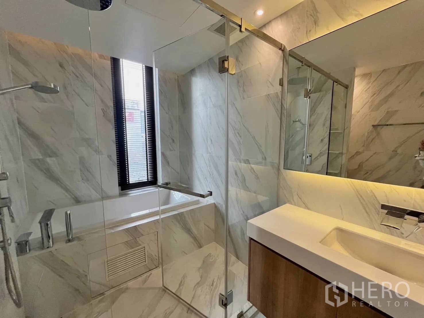 Muniq Sukhumvit 23: unit, view 5