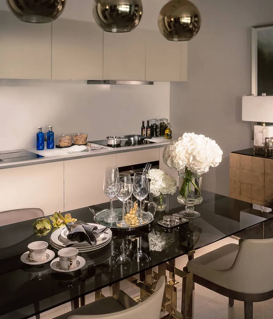 Magnolias Waterfront Residences: show residence dining area