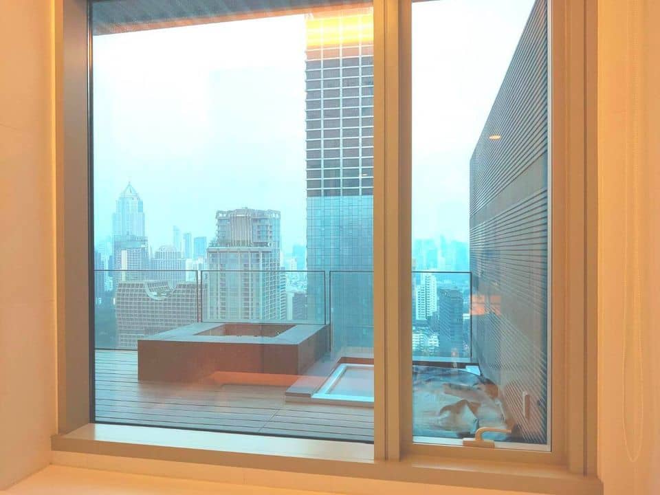 185 Rajadamri, living room published on the PropertyScout card