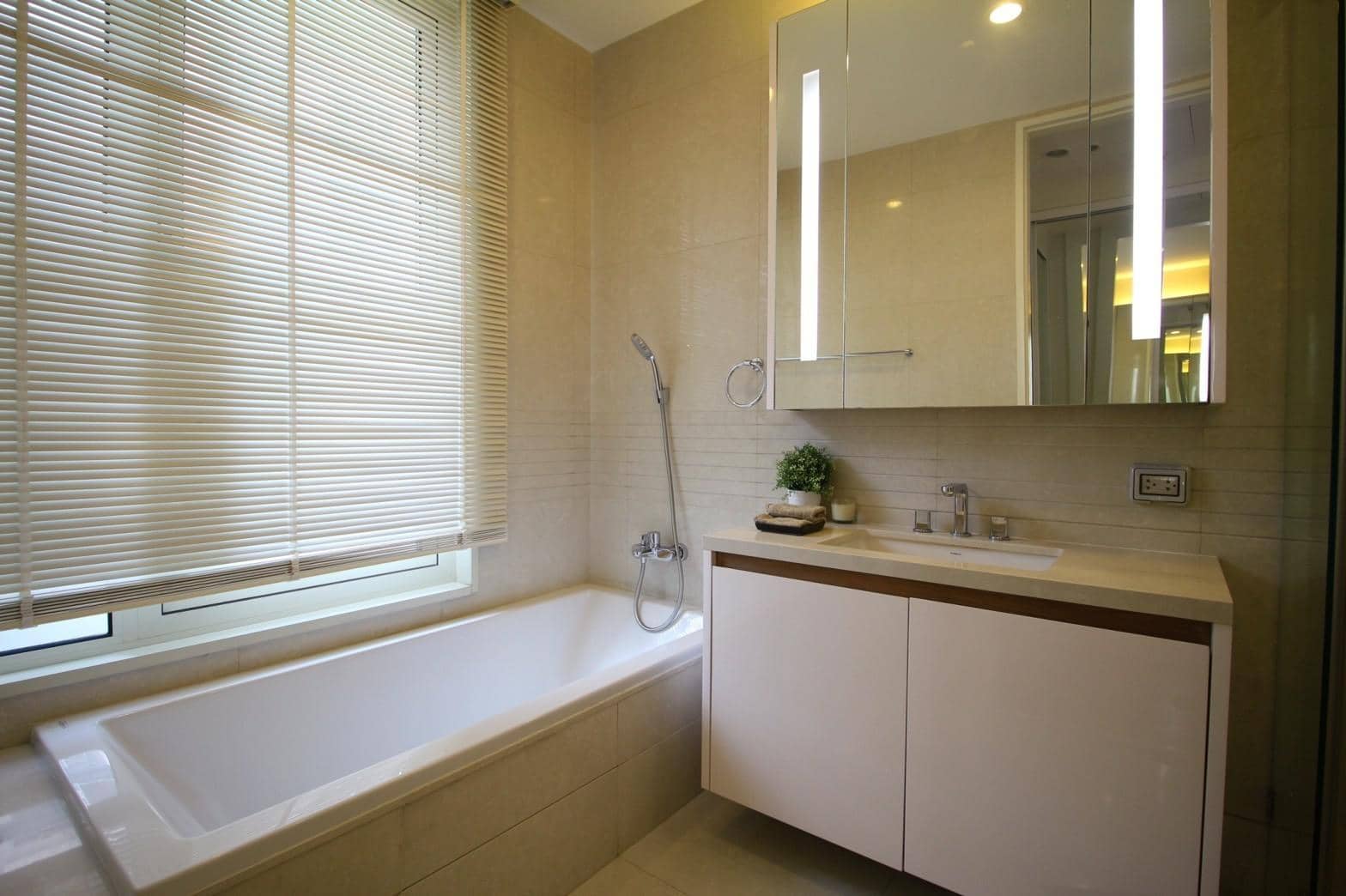 Q Langsuan, bathroom published on the PropertyScout card