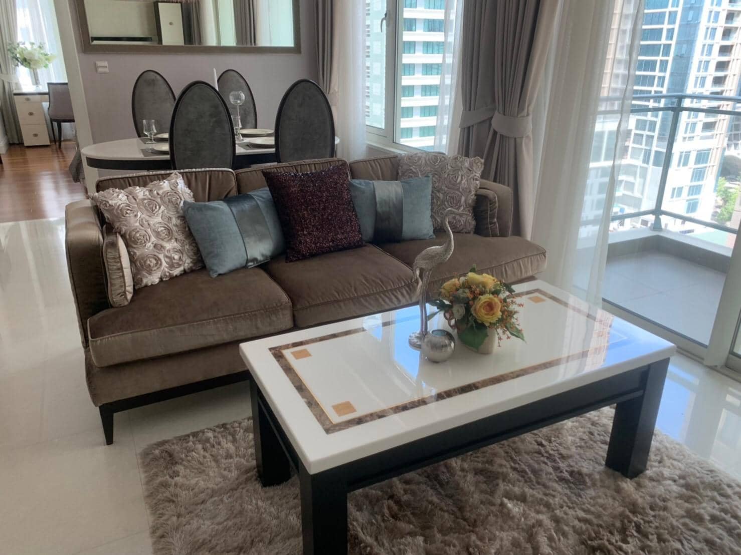 Q Langsuan, living room published on the PropertyScout card