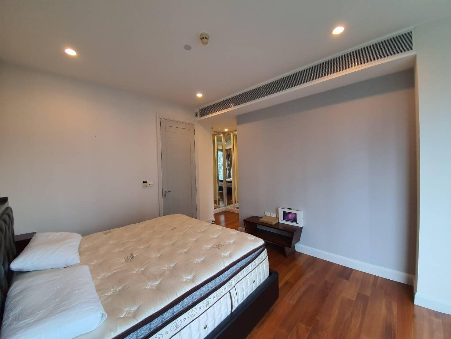 Q Langsuan, bedroom published on the PropertyScout card