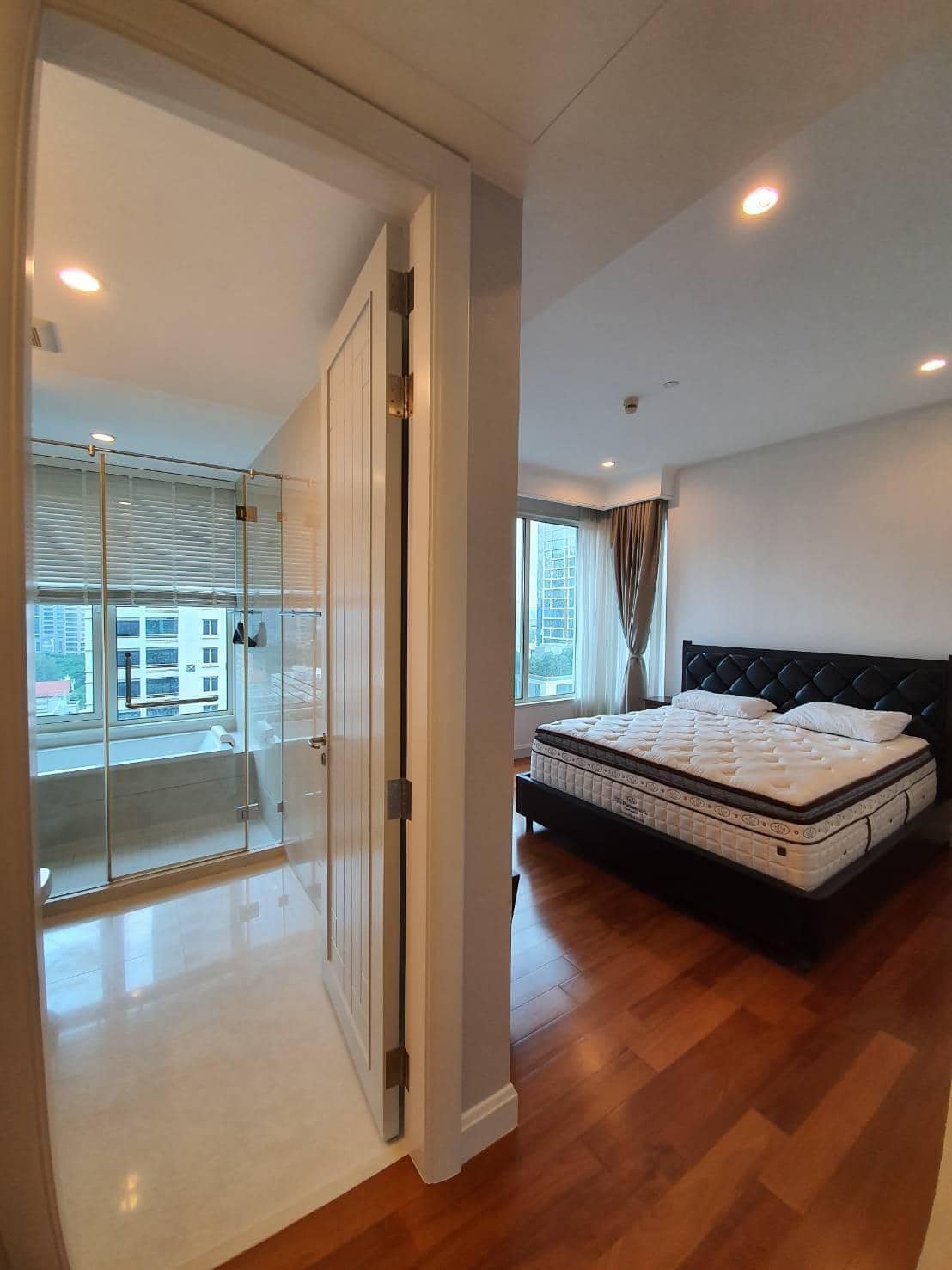 Q Langsuan, bedroom published on the PropertyScout card