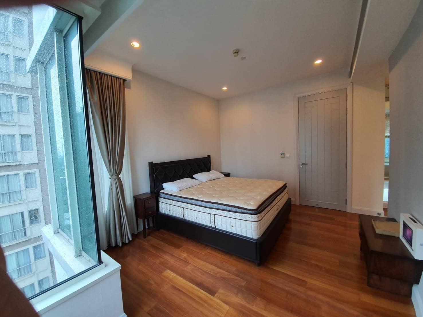 Q Langsuan, bedroom published on the PropertyScout card
