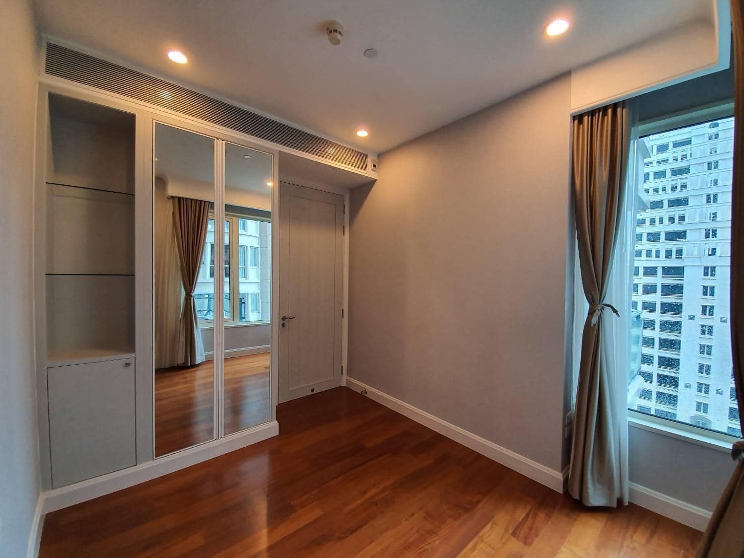 Q Langsuan, storage published on the PropertyScout card