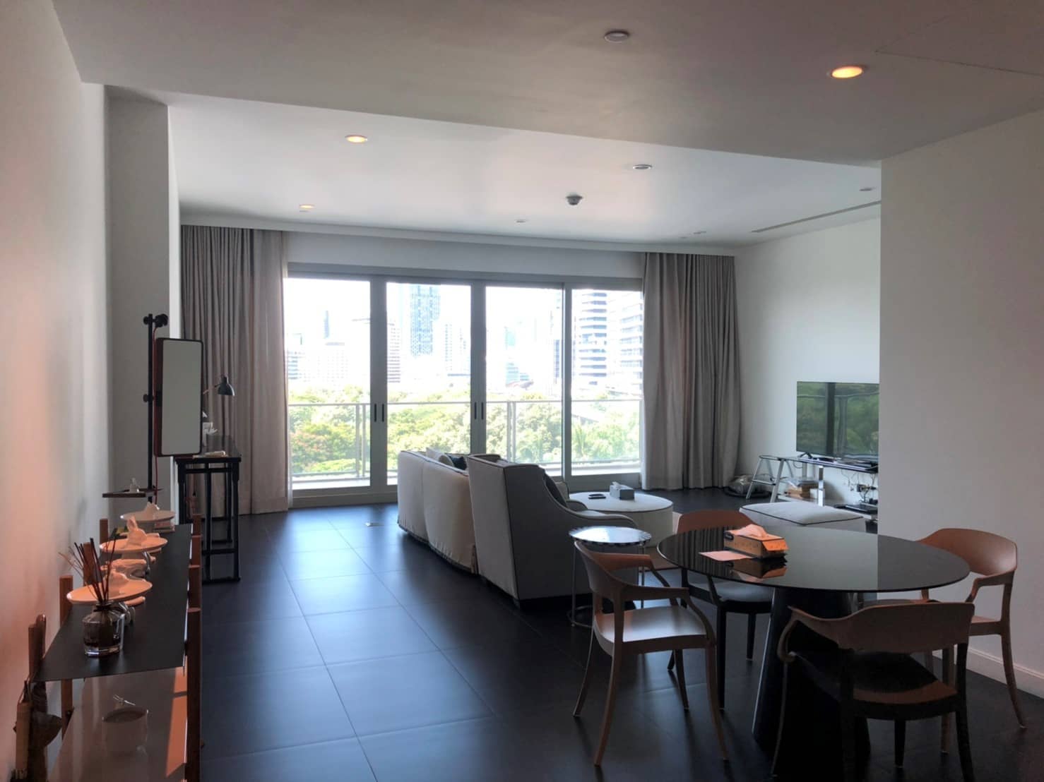 185 Rajadamri, living room published on the PropertyScout card