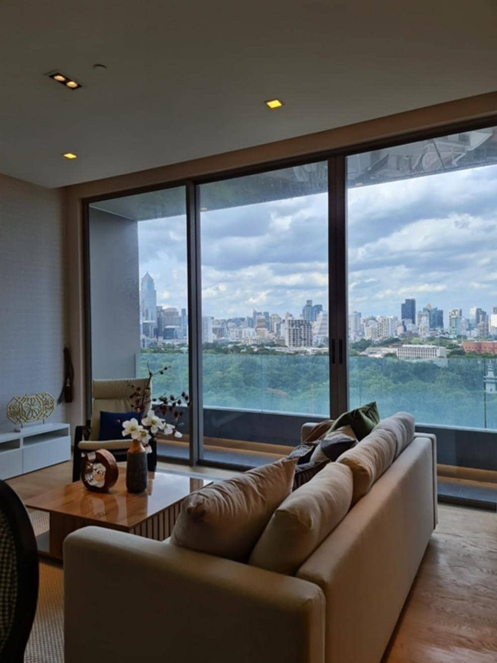 Saladaeng One, living room published on the PropertyScout card