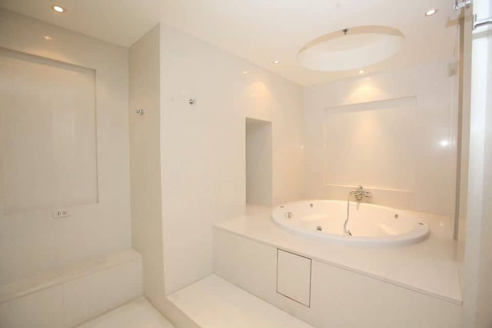 Royal Residence Park, bathroom published on the PropertyScout card