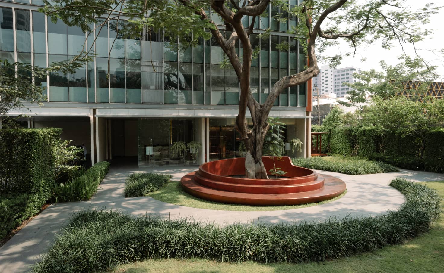 KRAAM Sukhumvit 26: landscaped courtyard