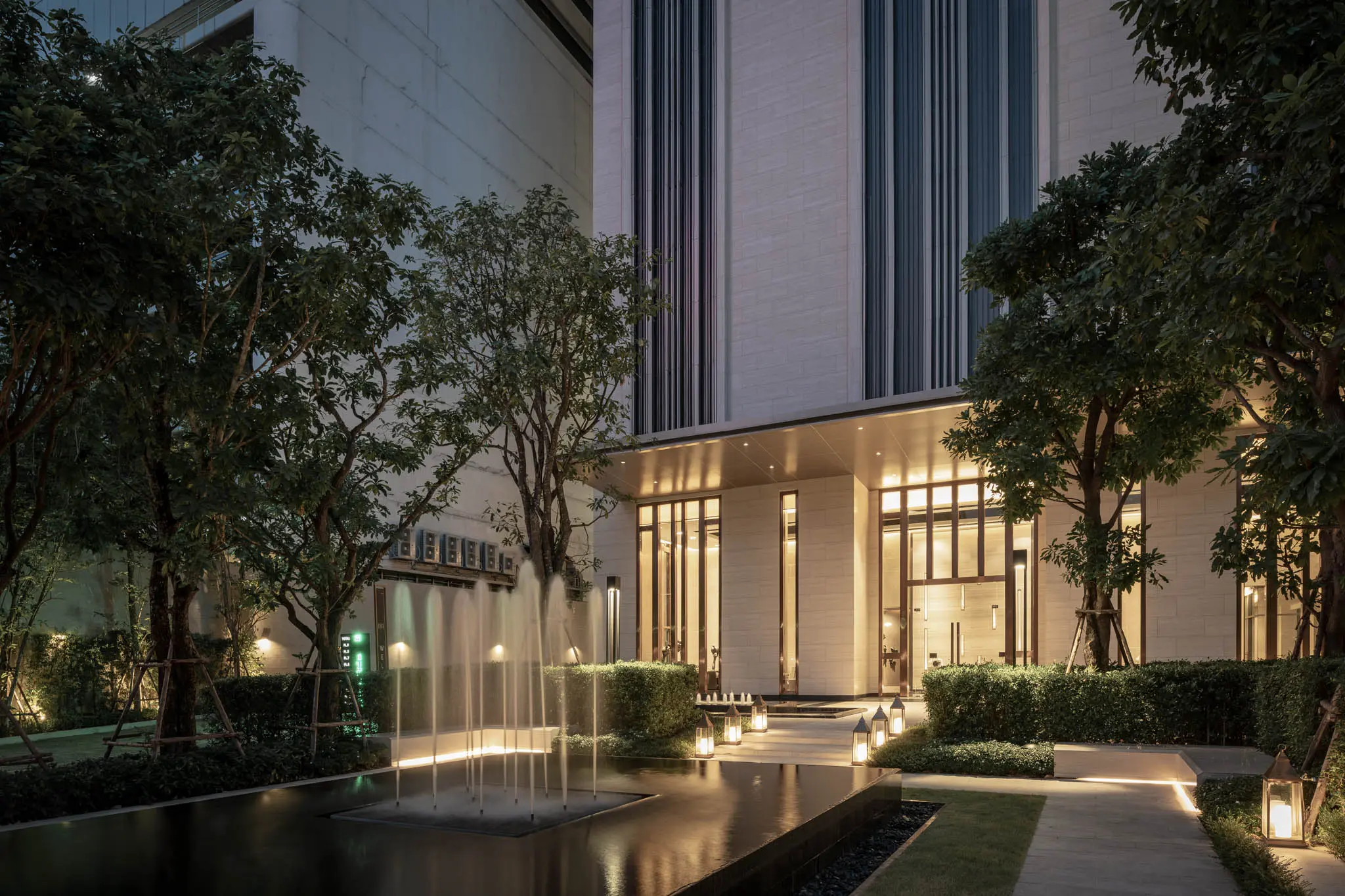 The Esse Asoke entrance และ water feature at night