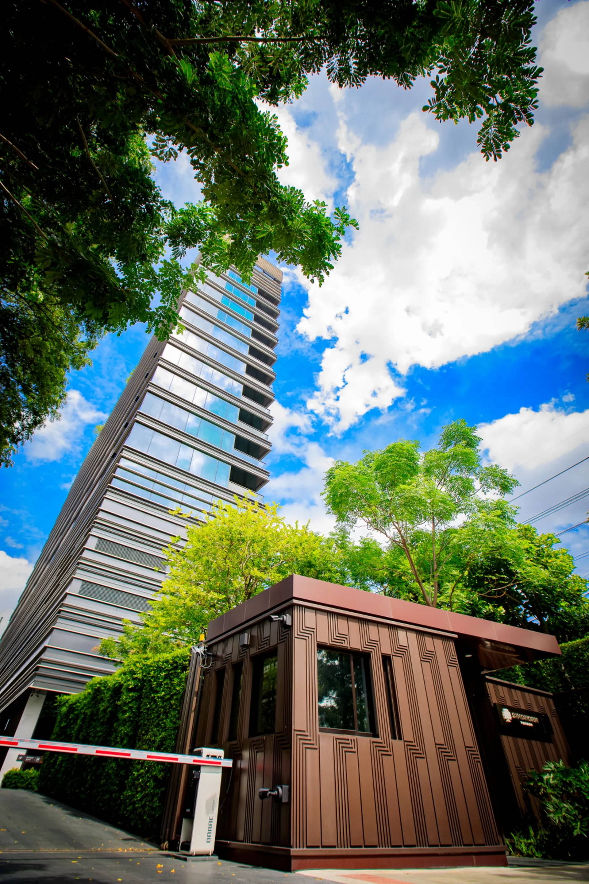 Sindhorn Tonson tower และ guard house seen from the entrance