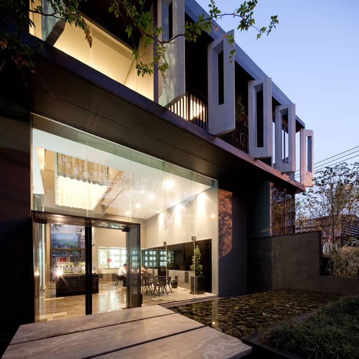Siamese Gioia: Entrance at dusk