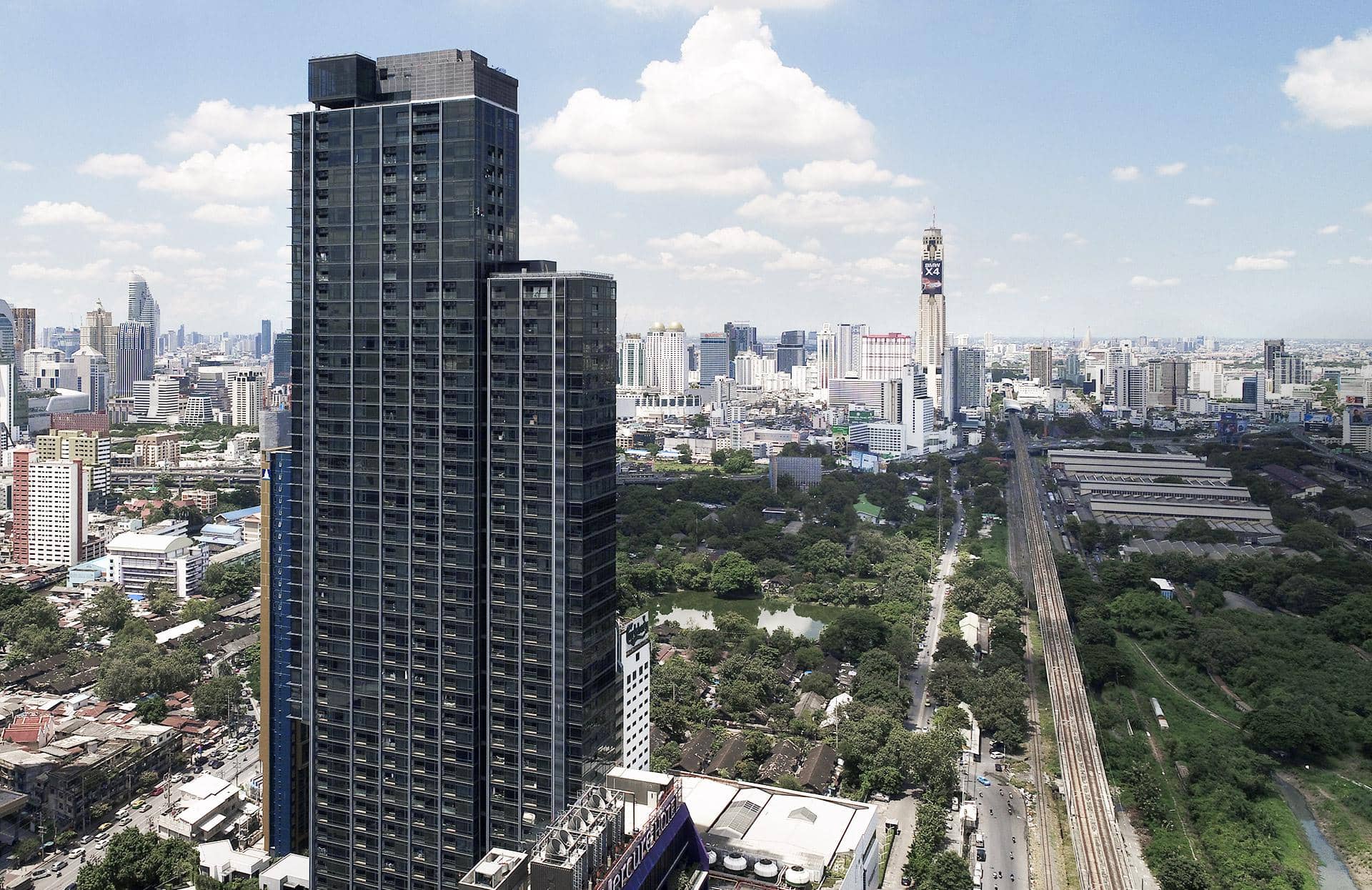 Circle Living Prototype tower with Bangkok skyline และ Makkasan rail park