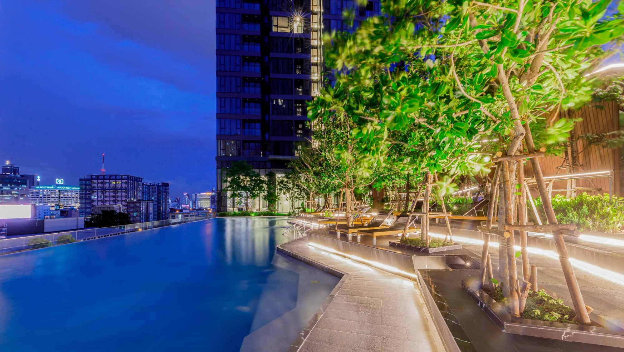 One 9 Five Asoke - Rama 9 infinity pool with garden at dusk