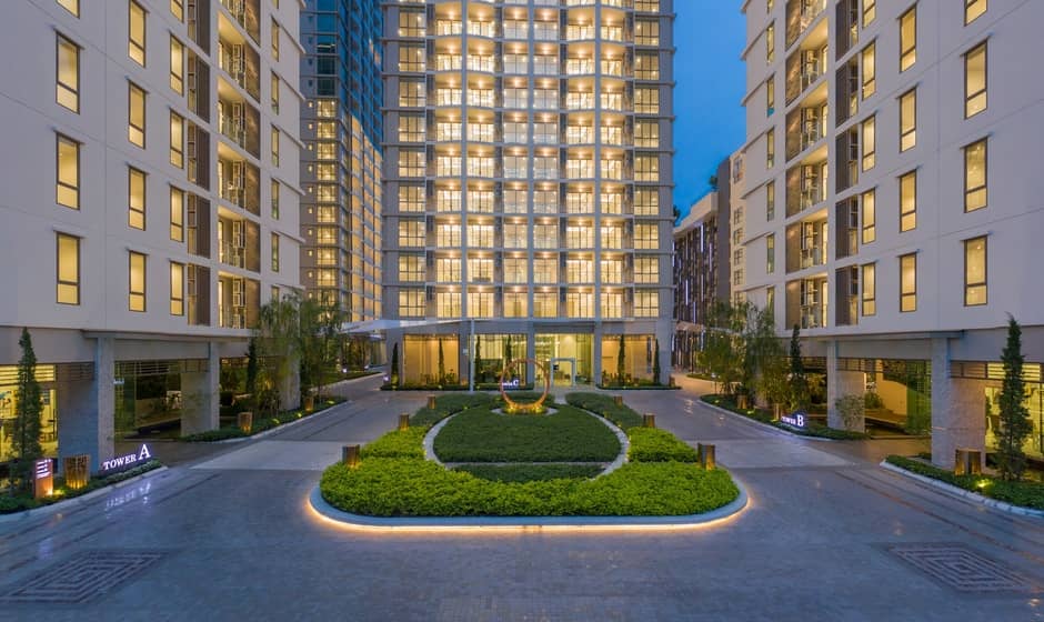 Supalai Oriental Sukhumvit 39: Arrival courtyard at dusk
