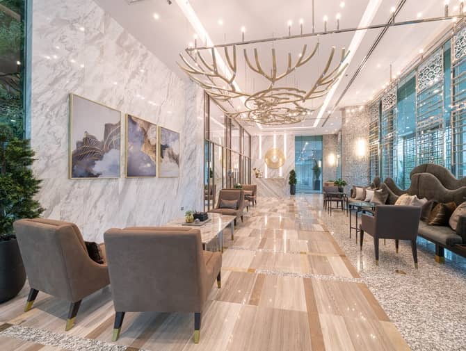 Supalai Oriental Sukhumvit 39: Marble lobby with seating