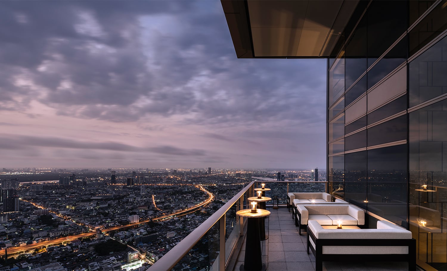 Four Seasons Private Residences Bangkok, 01 Sky lounge