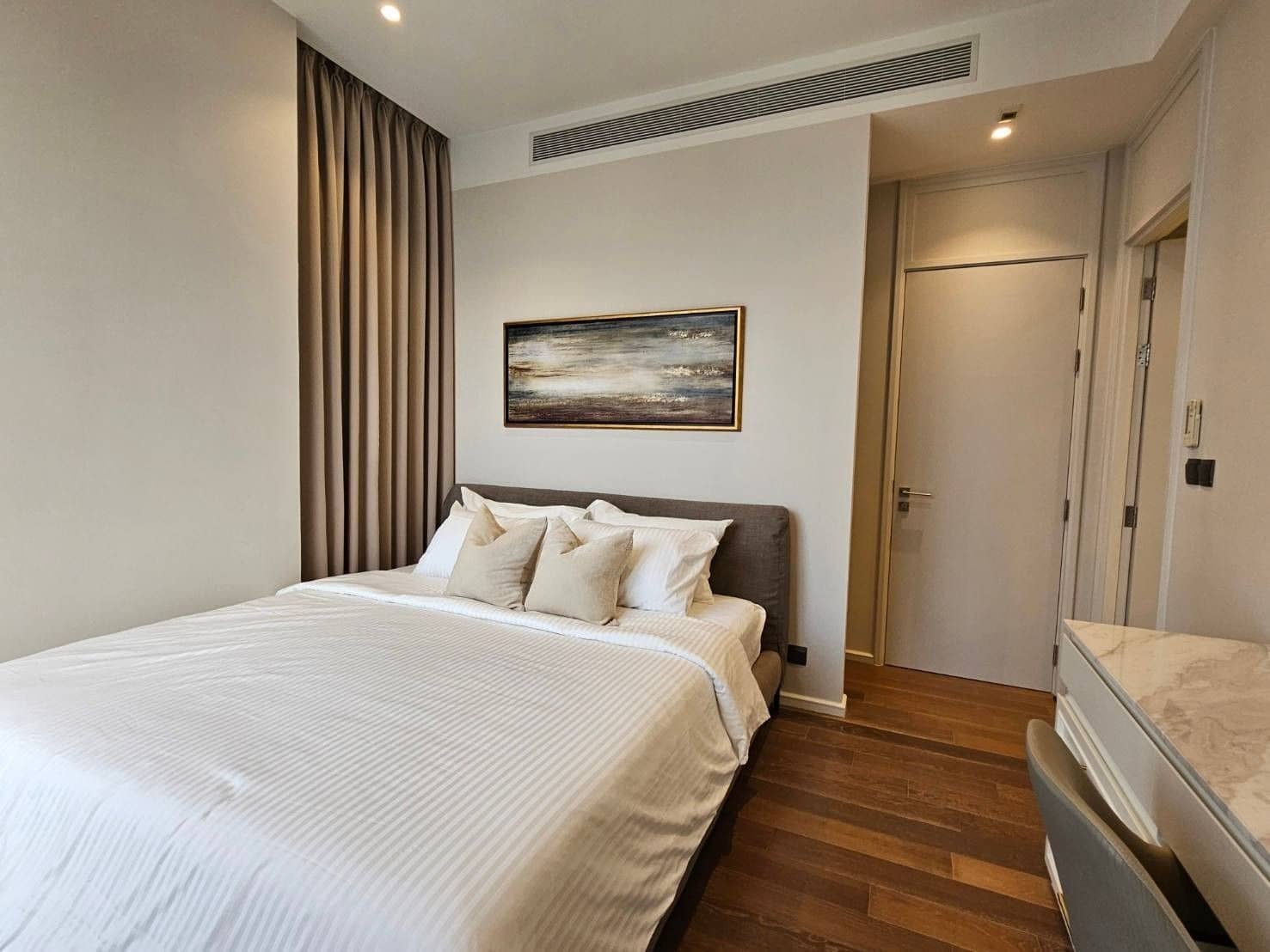 Muniq Langsuan: bedroom