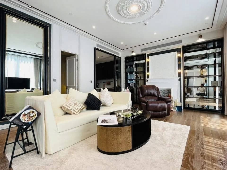 Muniq Langsuan: living room