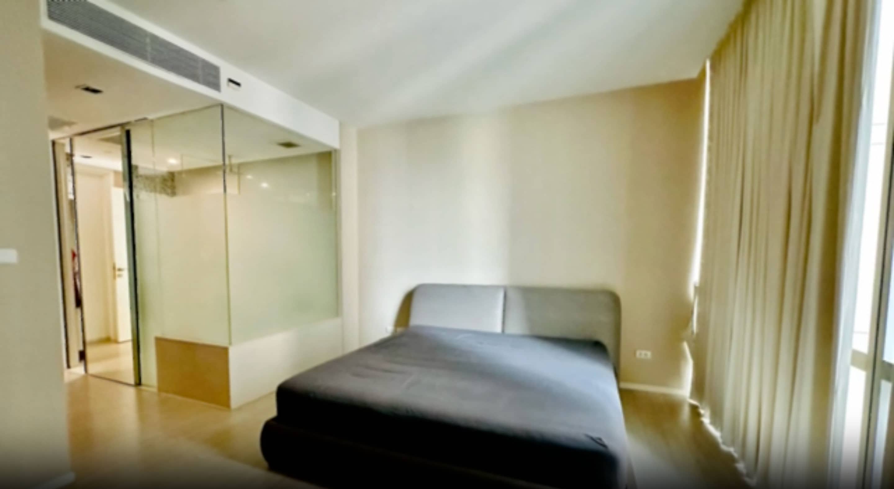 The Room Sukhumvit 21: bedroom