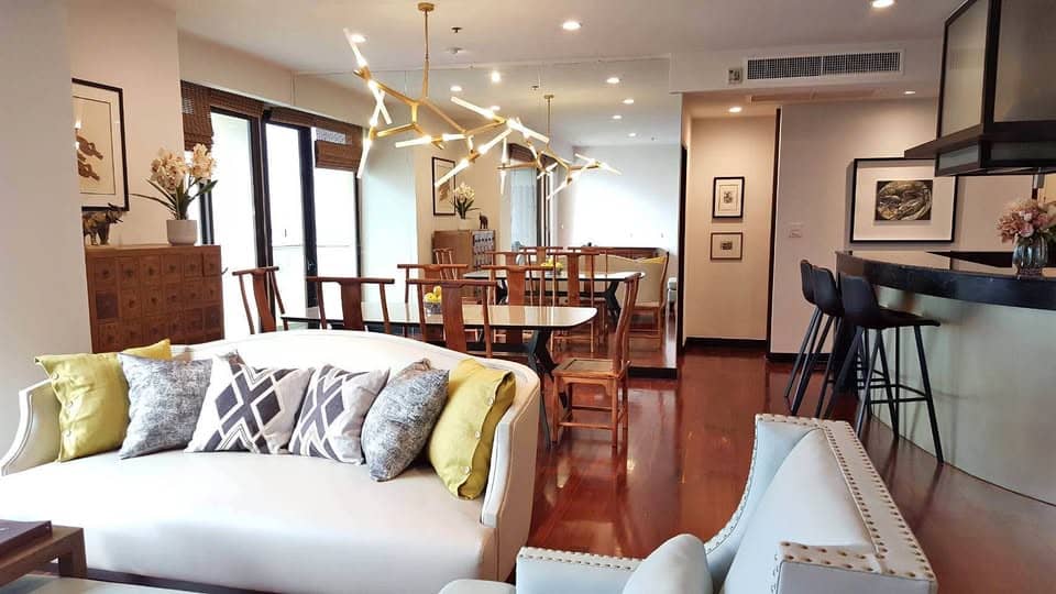 Ban Chao Phraya Condo: living room