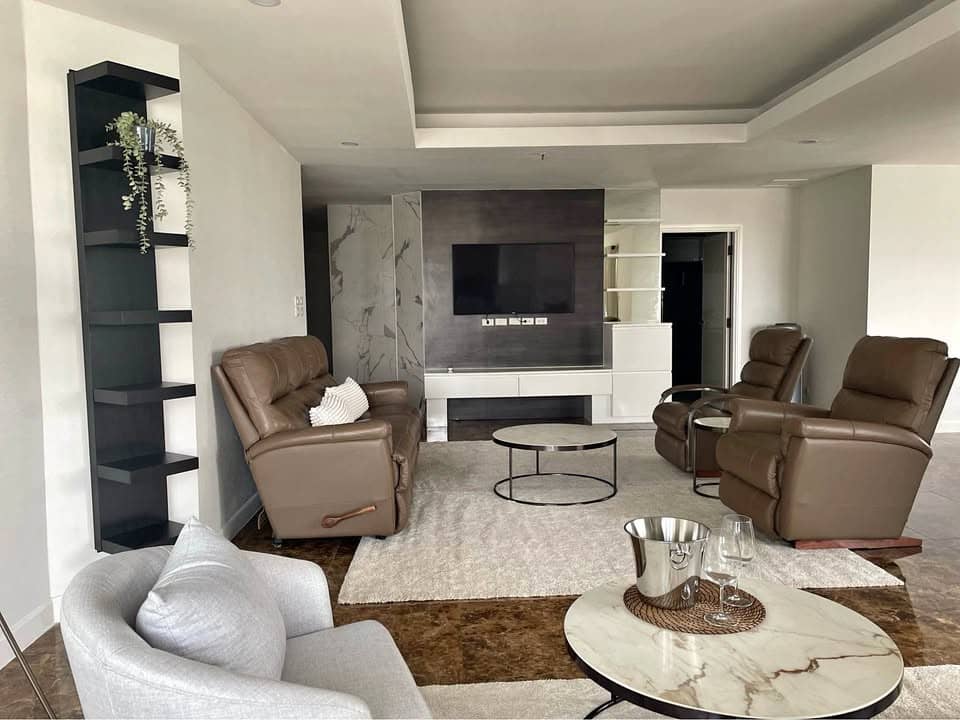 Fifty Fifth Tower Thonglor: living room