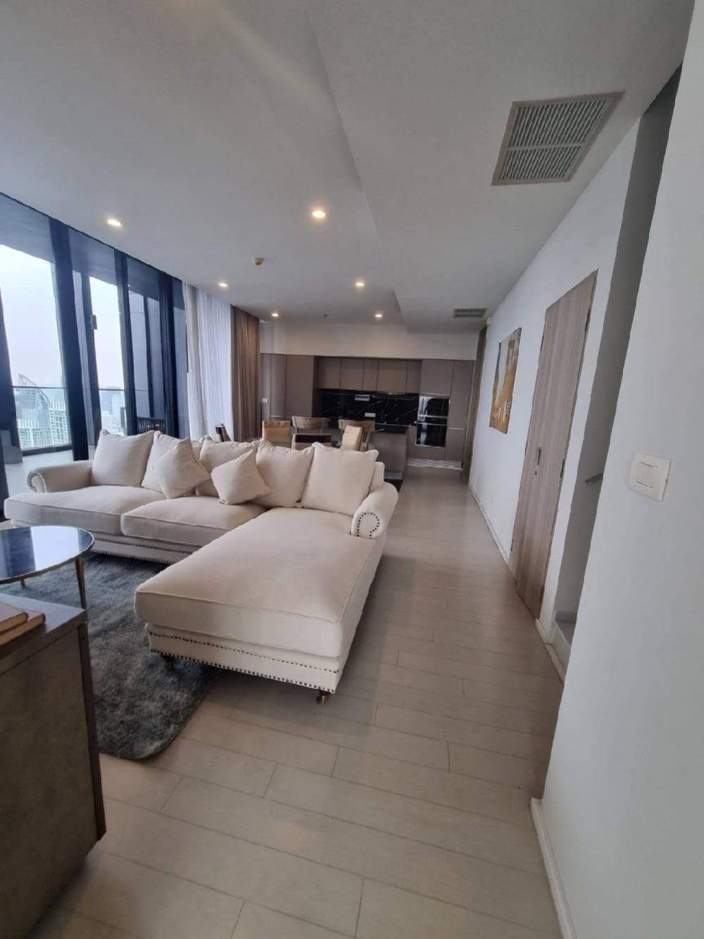 Noble Ploenchit: living room
