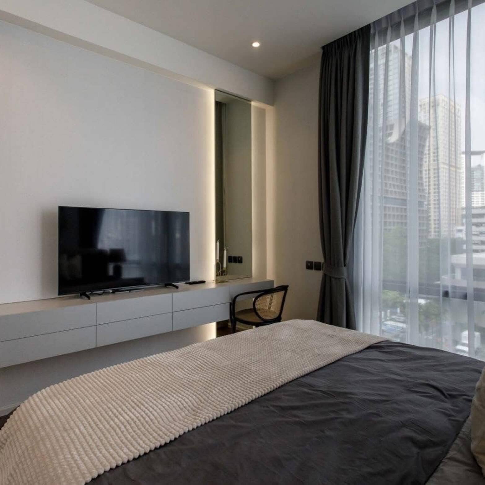 Muniq Langsuan: bedroom, view 3